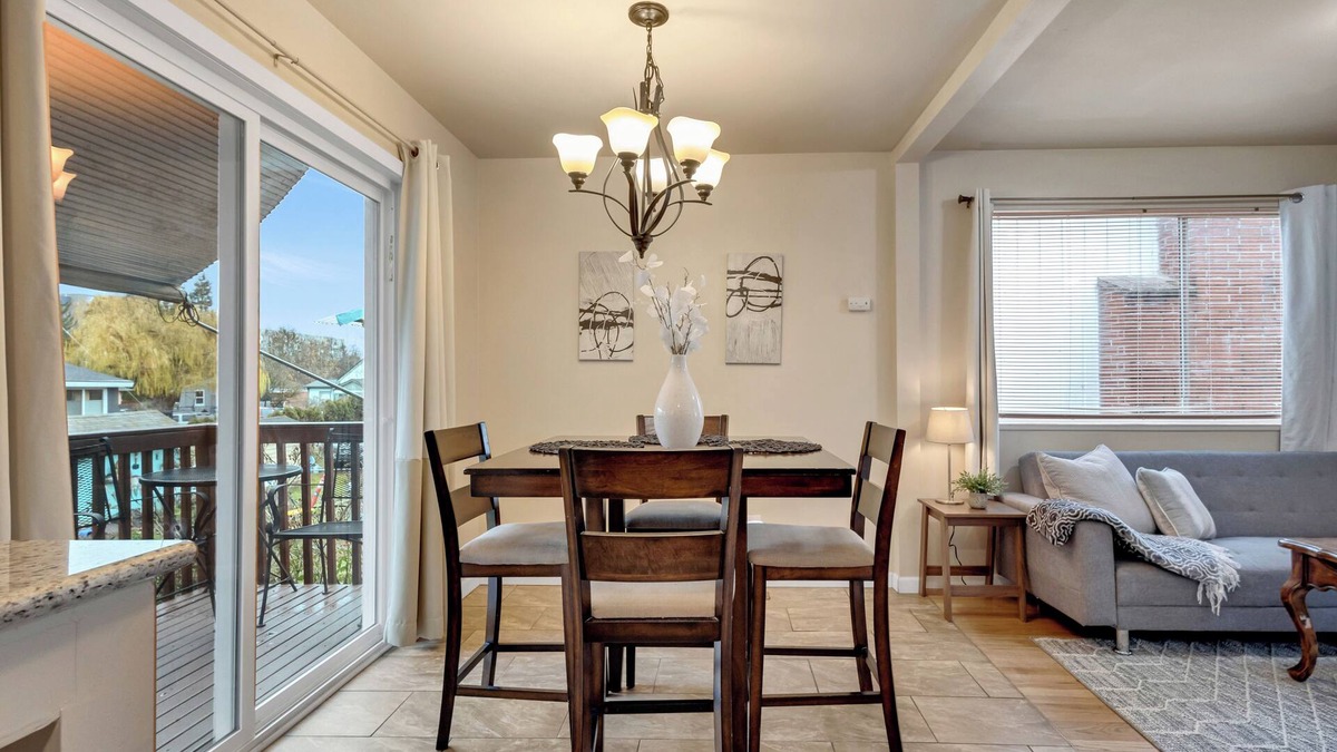 Brighton House | Brighton House - Walk to Metro