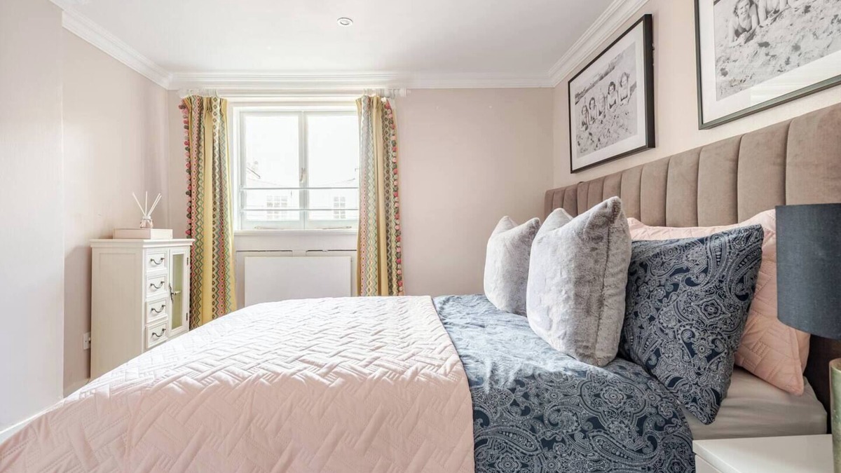 Warwick House | Brilliant Family Townhouse with AC BY By Buckingham Palace - Sleeps 8