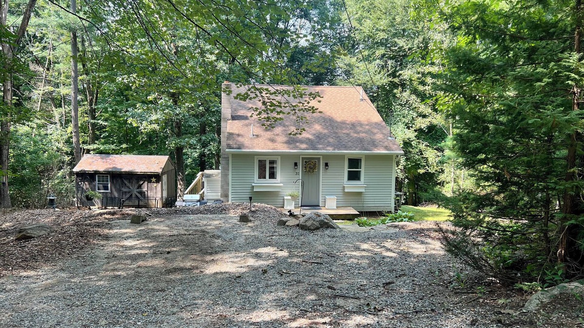 Brimfield Cottage | Brimfield Bungalow by the lake close to Sturbridge