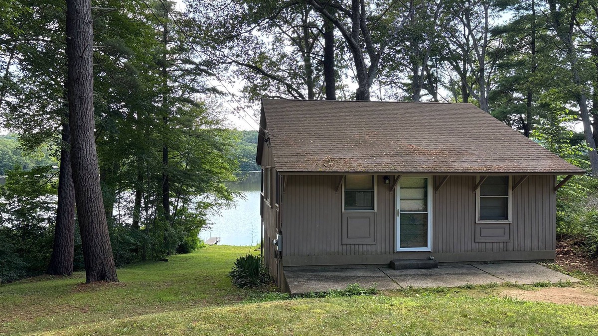 Brimfield Cottage | Brimfield Waterfront cottage