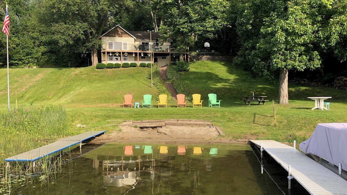 Frontier Cottage | Bring the Family and the pups ! Private Lakeside Home w/WIFI