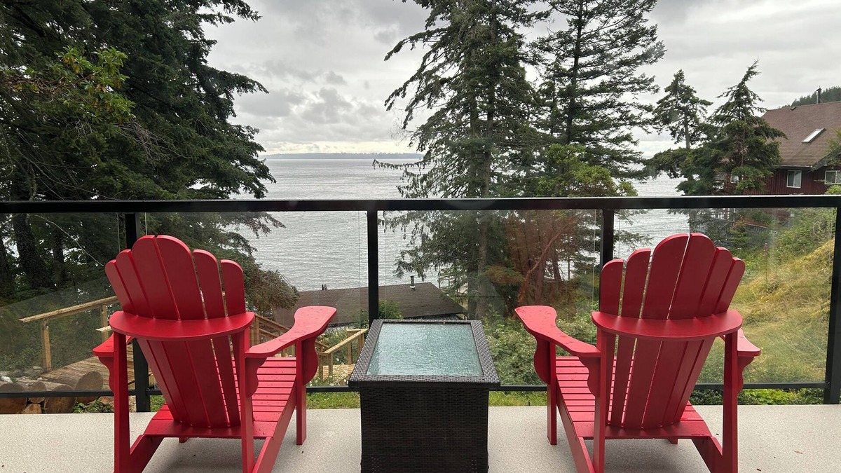 Bowen Island House | Bring the whole family to this luxurious Bowen Island Cottage