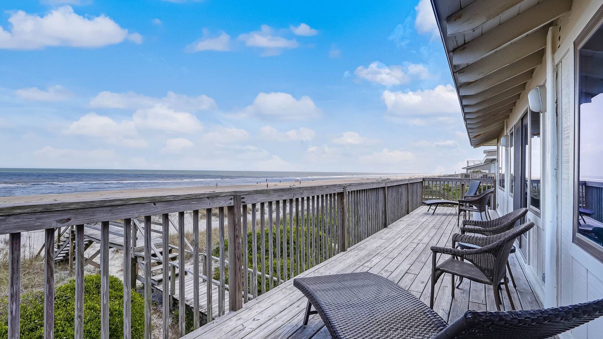 Fernandina Beach Hotel | Bring your dog on vacation to this oceanfront house. Amazing views and lots of parking.