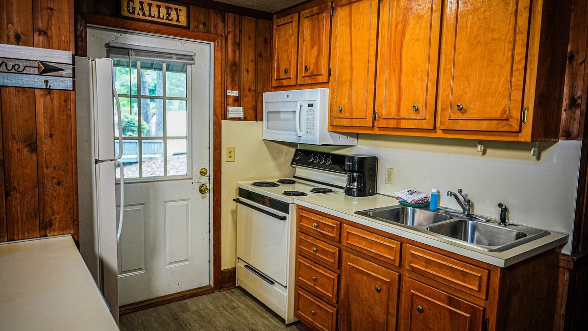 Pine Mountain Ski Chalet | Bring your fur-baby and enjoy this beautiful Chalet overlooking Lake Innsbruck!