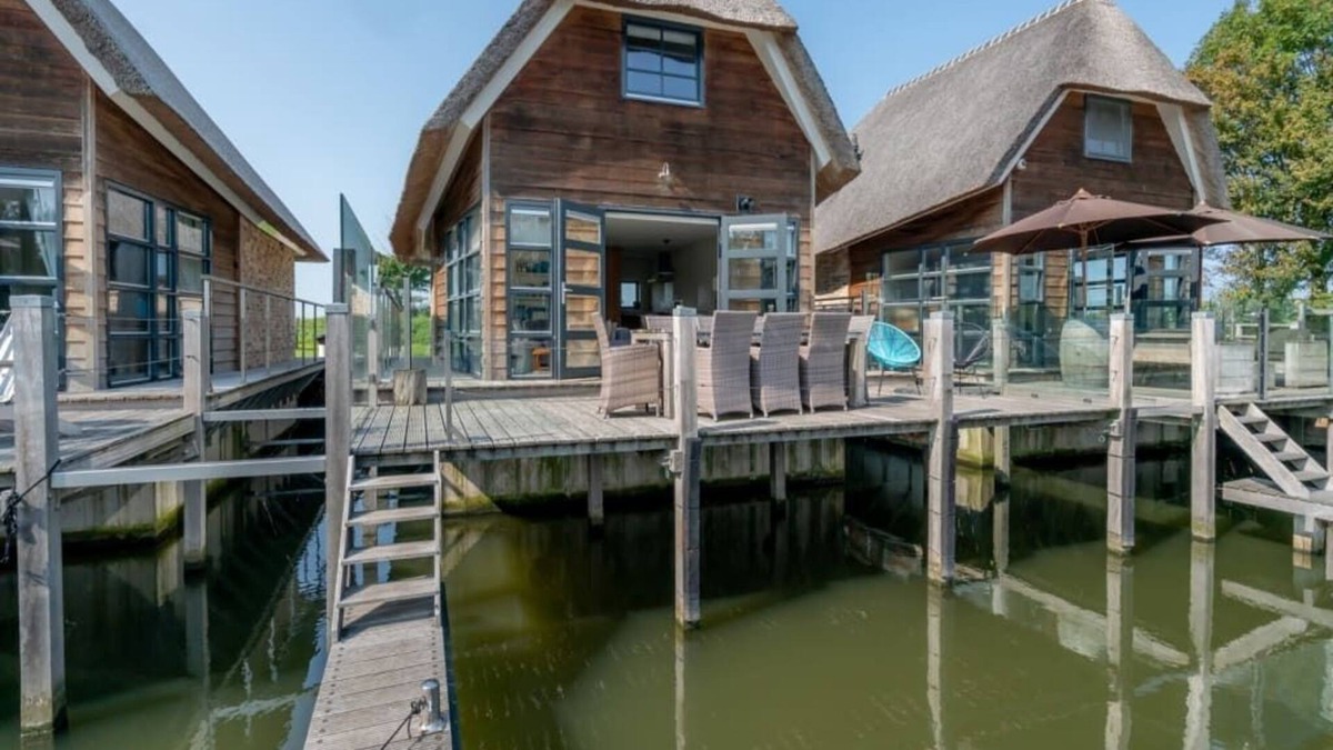 De Heen House | Bringing your kids' friends along? No problem, this water villa has a real kids corner.