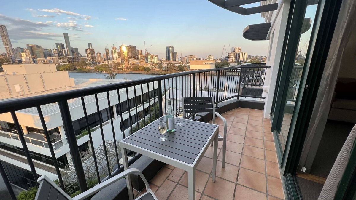 Milton Apartment | Brisbane Top Floor /River Views Near Suncorp Stadium