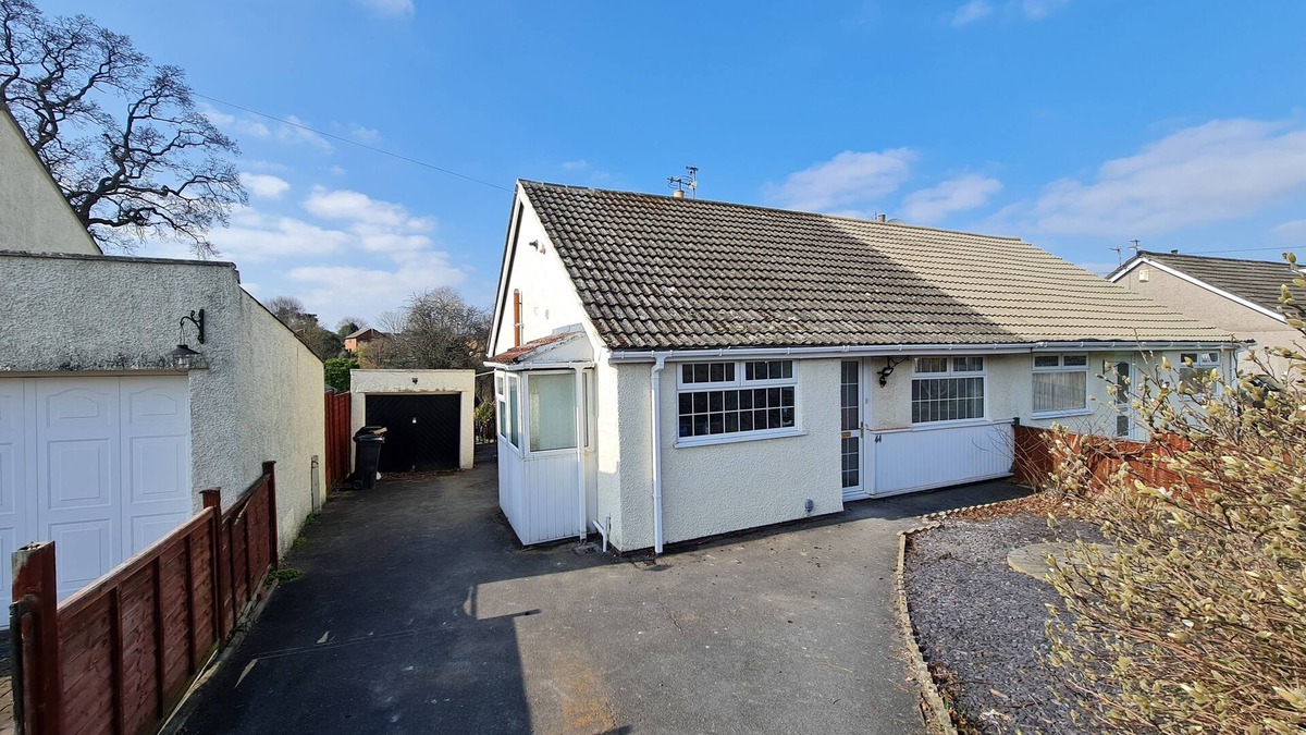 Hanham House | Bristol 2-Bed Bungalow, Sleeps 4, Parking