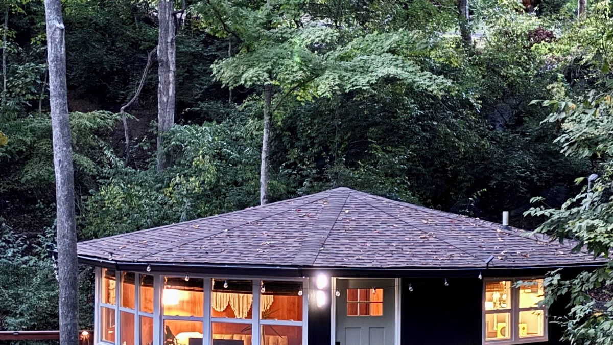 Bristol Cabin | Bristol Tiny Round Treehouse 2 miles to Historic DowntownlCasino 1 Bed 1 Bath