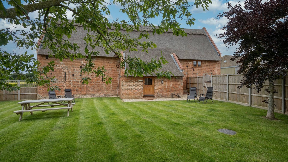Irstead Apartment | Bristow's Barn | East Ruston Cottages. East Ruston, Norfolk