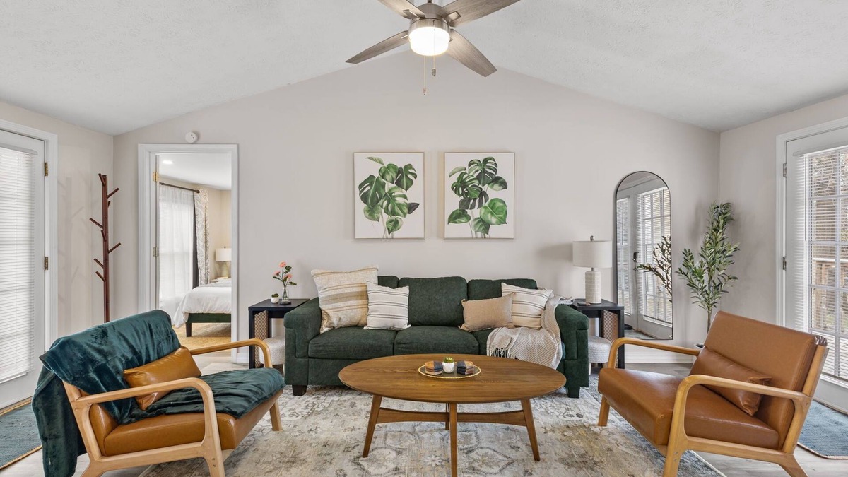 Indianapolis House | Broad Ripple Creekside Retreat - 4bd/2ba