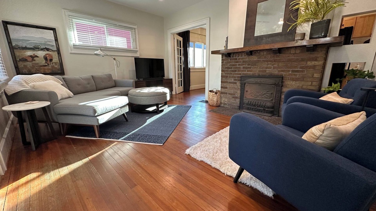 Meridian-Kessler House | Broad Ripple Urban Flower Farm Bungalow - Cozy 2BR Near Downtown Indianapolis
