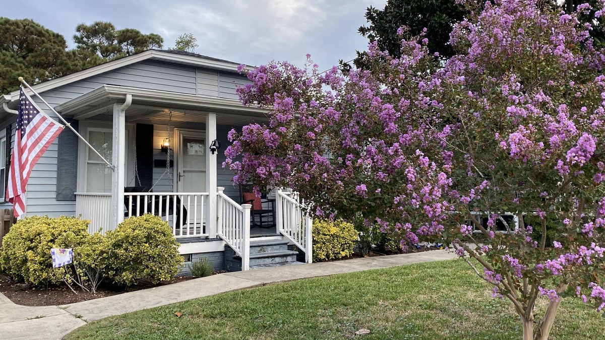 Morehead City House | Broad Street Living- Sleeps 6: 1 story Bungalow w/fence - two blocks from water