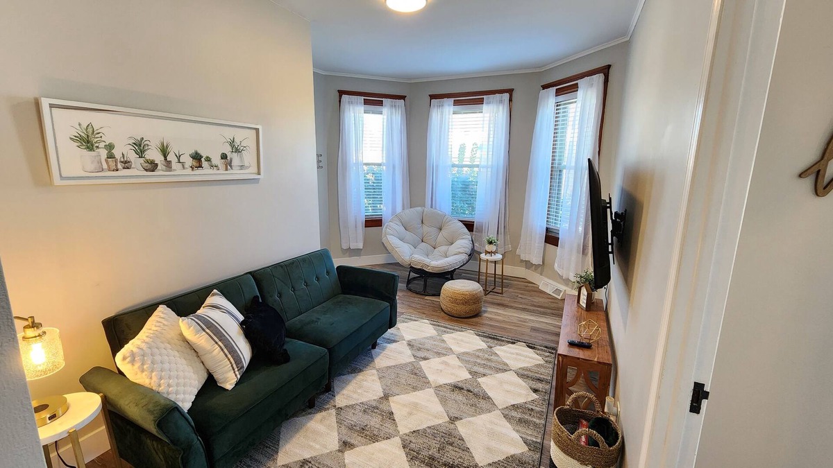 Quincy Apartment | Broadway Oasis Perfect 1 bedroom Wi-Fi W/D SmartTV