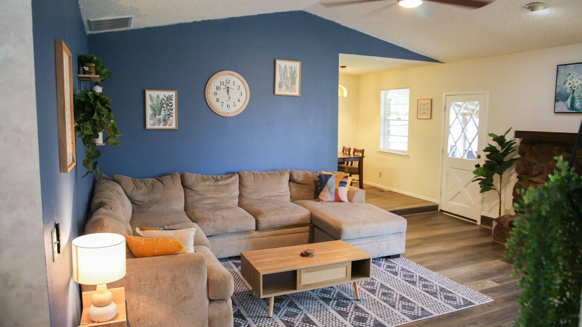 Broken Arrow House | Broken Arrow Home -Cozy Design, Family Friendly