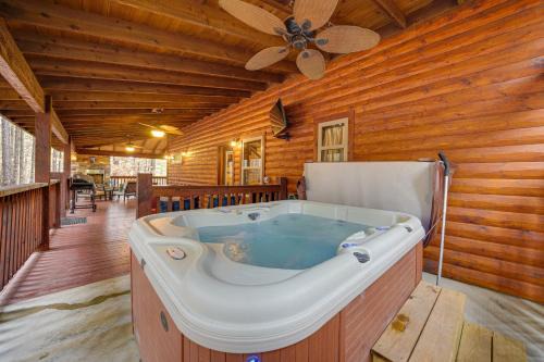 Golden House | Broken Bow Cabin on 1 Acre with Hot Tub and Fire Pit!