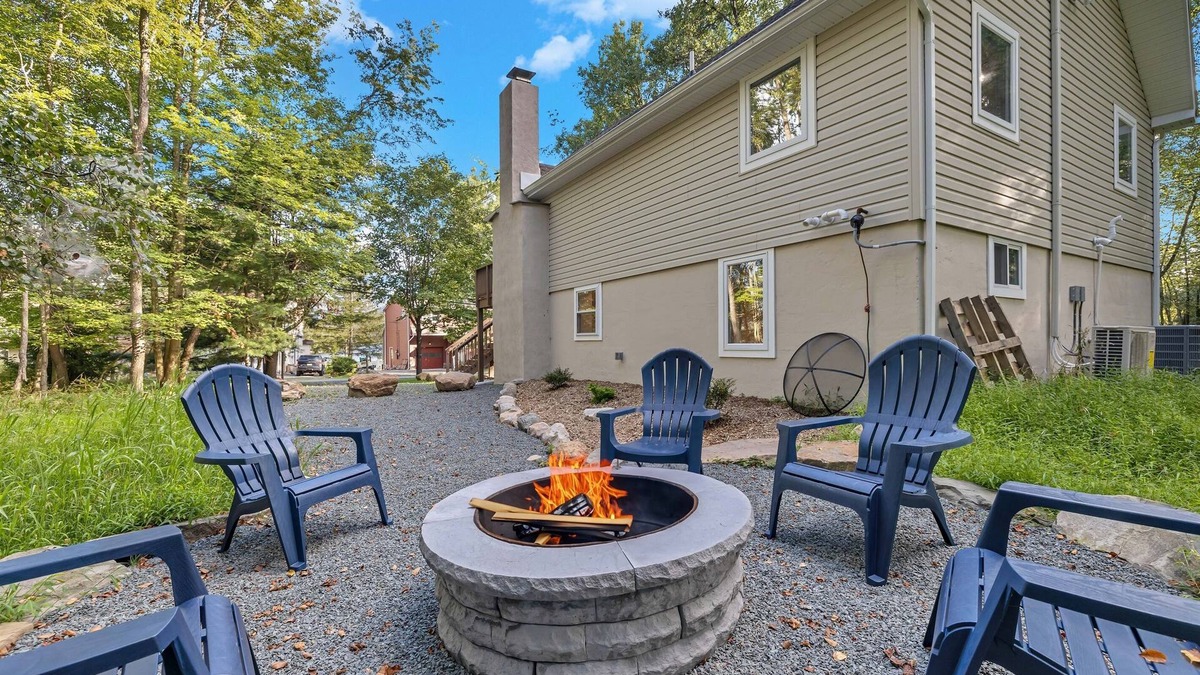 Pocono Lake Cottage | "Broken Oar" Wi-Fi, Firepit, Deck, BBQ Grill, Close to Skiing and Water Parks