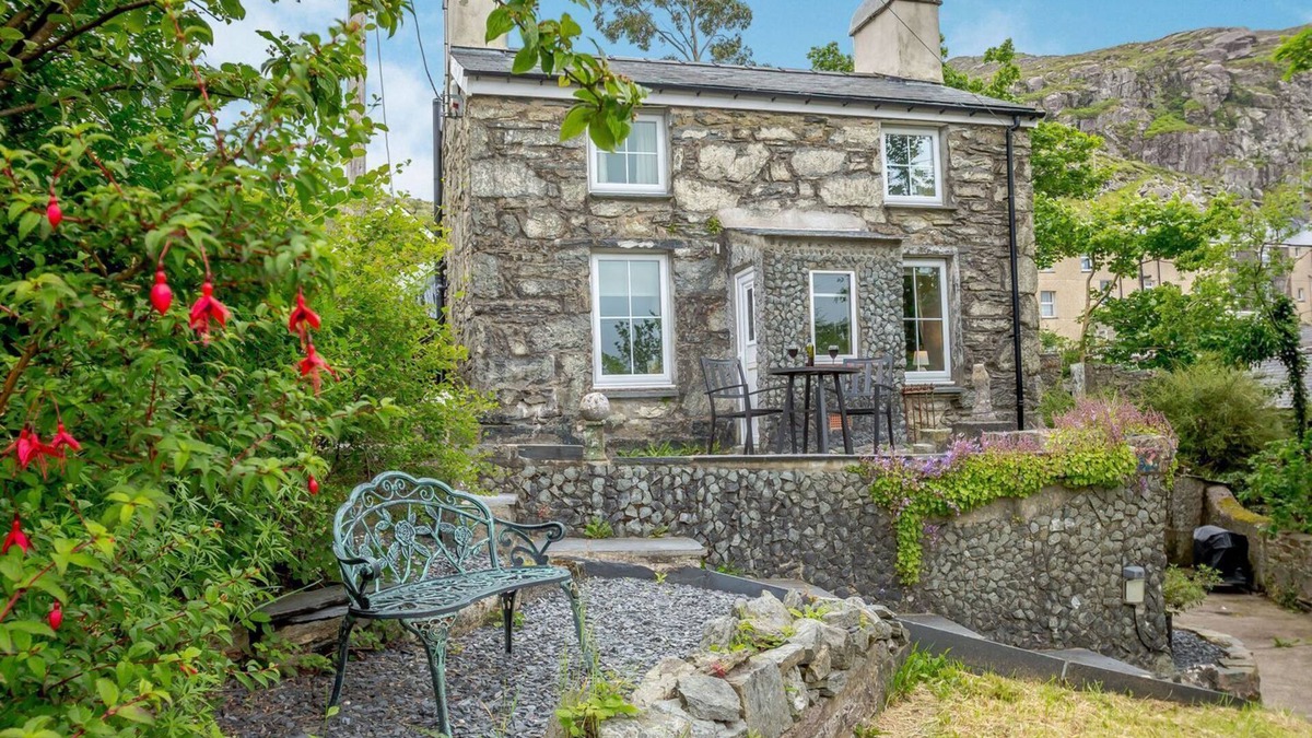 Manod Cottage | BRONDDERWEN, pet friendly, with open fire in Blaenau Ffestiniog