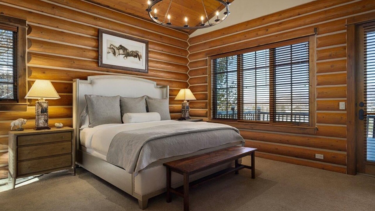 Victor Cabin | Bronze Buffalo Club Cabin enjoys private resort amenities