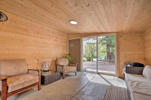 Brookings House | Brookings Home with Deck, half Mi to Harris Beach!