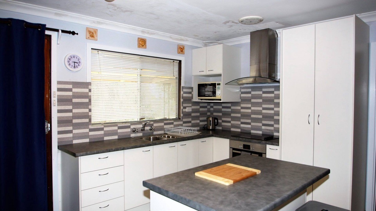 Guilderton House | Brooklands - Budget Beach Shack Style Accomodation