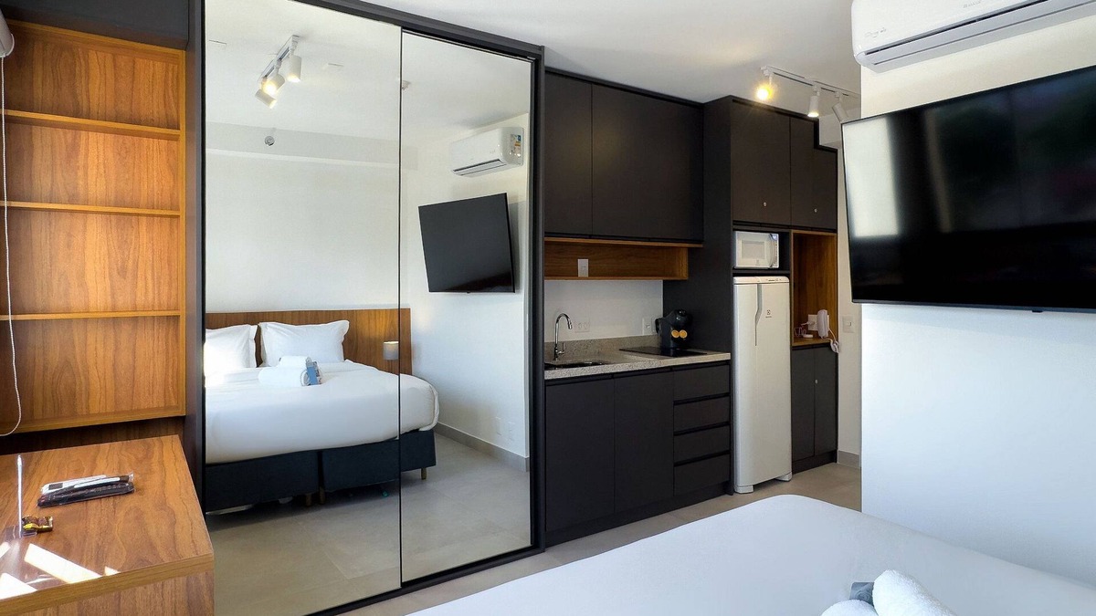 Santo Amaro House | Brooklin Studio: US Consulate & Racetrack