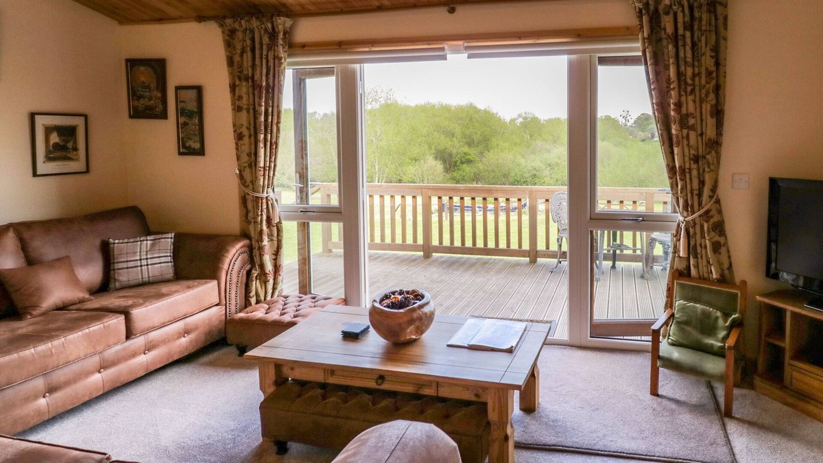 Defford Cottage | BROOKSIDE LODGE, with a garden in Defford