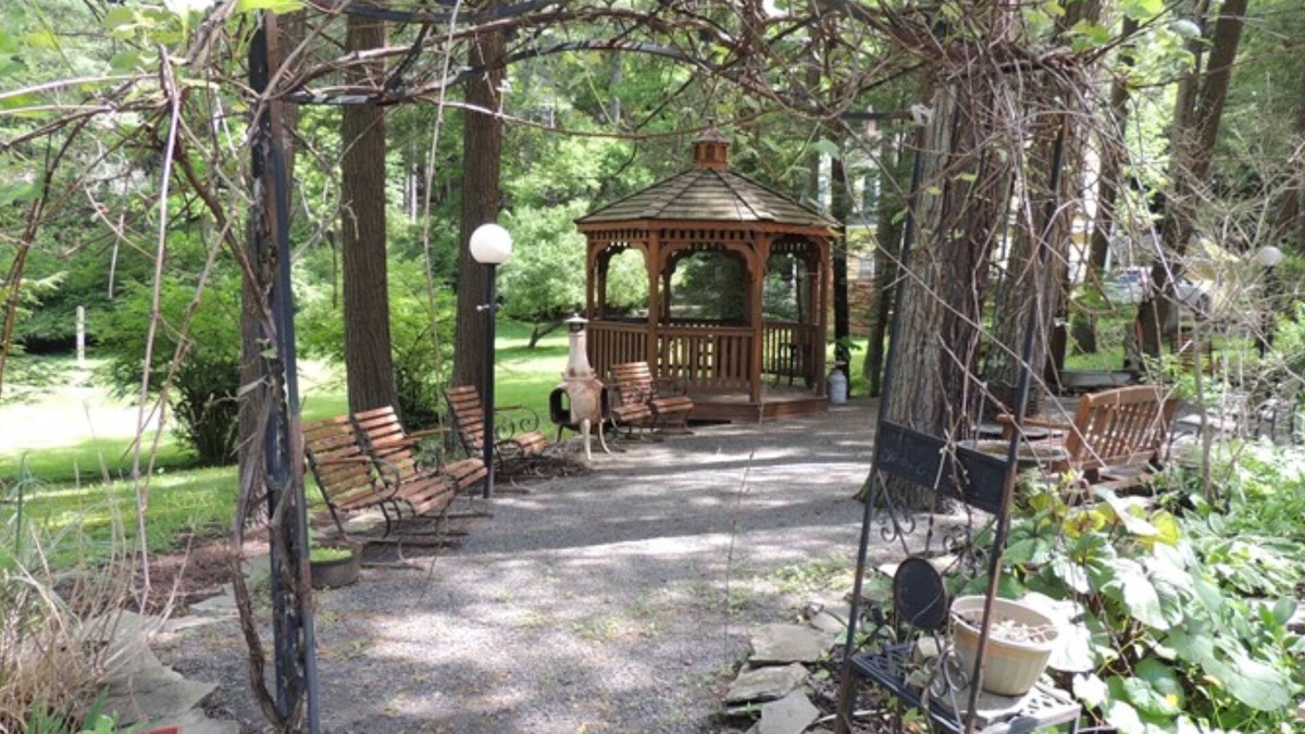Canadensis Bed & Breakfast | Brookview Manor Inn