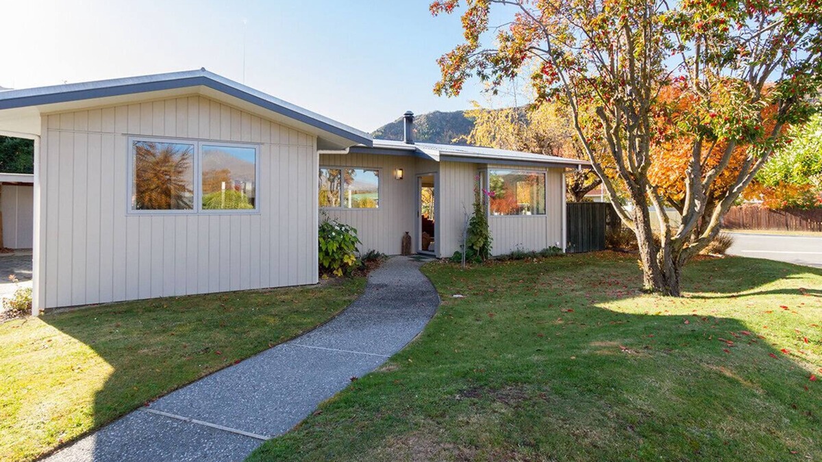 Arrowtown Cottage | Brow Peak View - Arrowtown Holiday Home