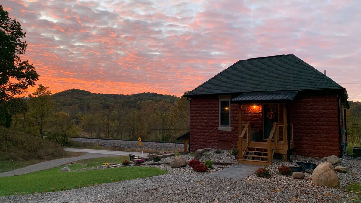 Helmsburg House | Brown Co, Hot Tub, King Bed, Sleeps 10, Bumper Pool, 5 Smart TVs Firepit, Grill