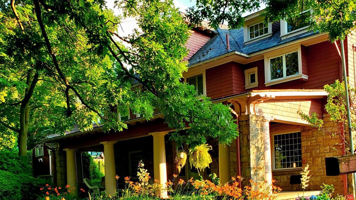 Brentwood Bed & Breakfast | Brownsville Road House Bed & Breakfast