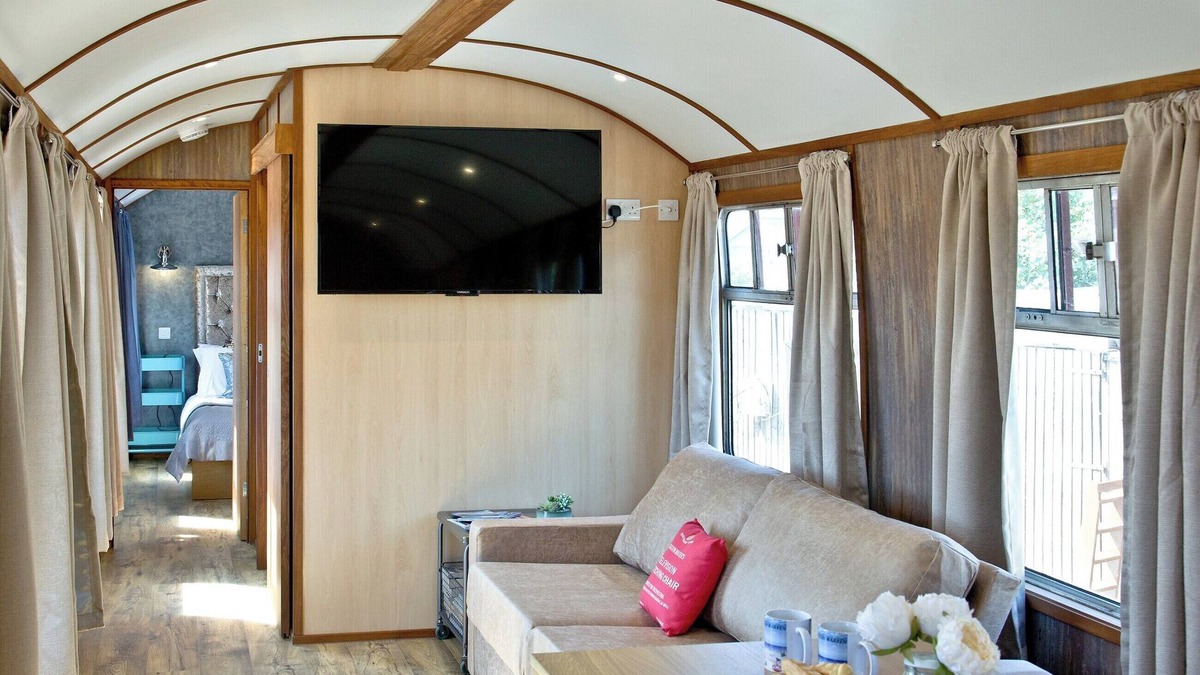 Dawlish Warren Ski Chalet | Brunel Boutique Railway Carriage 2