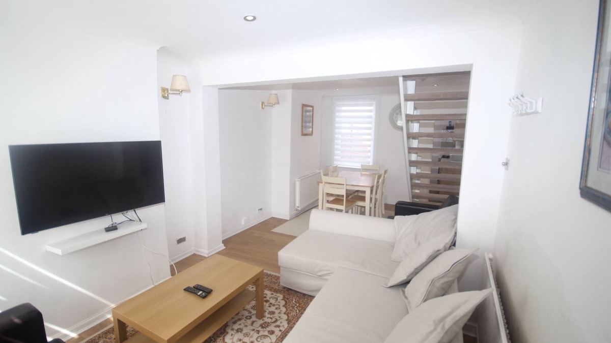 Reading House | Brunswick Cottage - 2 Bedroom Home Situated in the Hearts of Reading City Centre