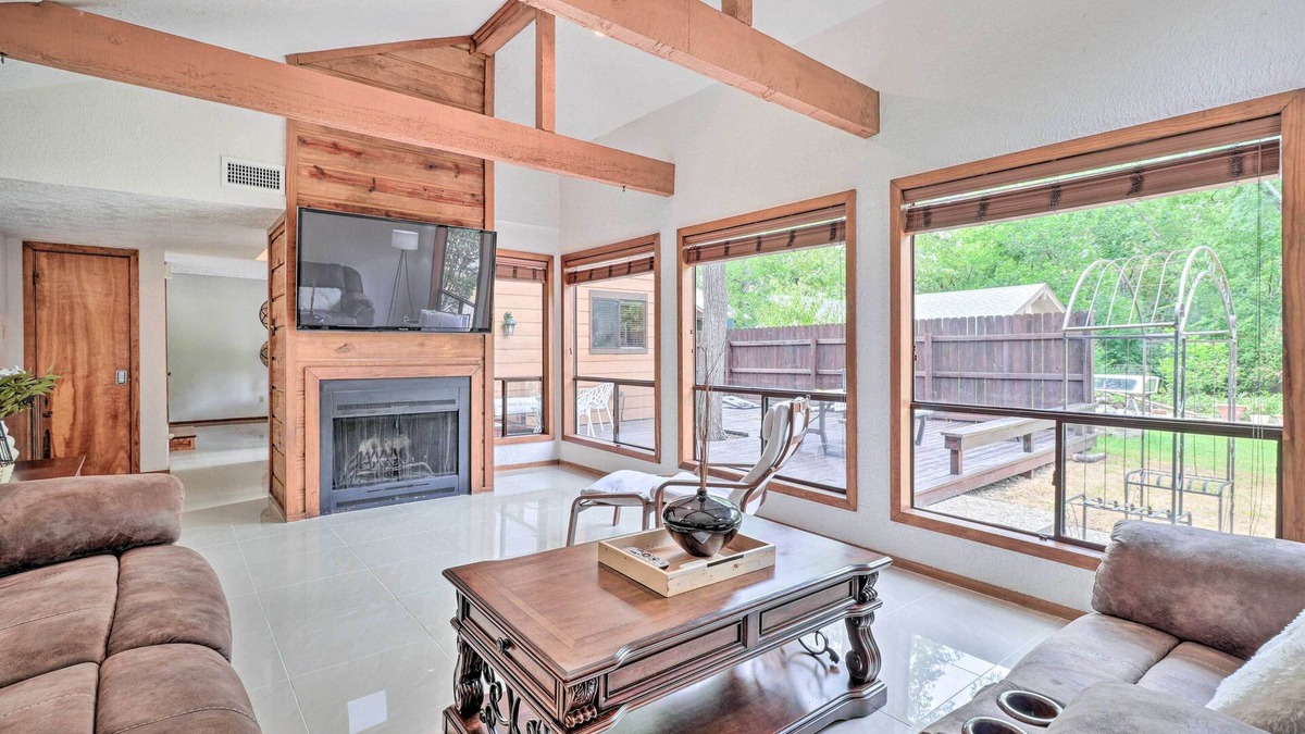 Briarcrest Estates Cottage | Bryan Home w/Deck & Yard ~ 4 Mi to Texas A & M!