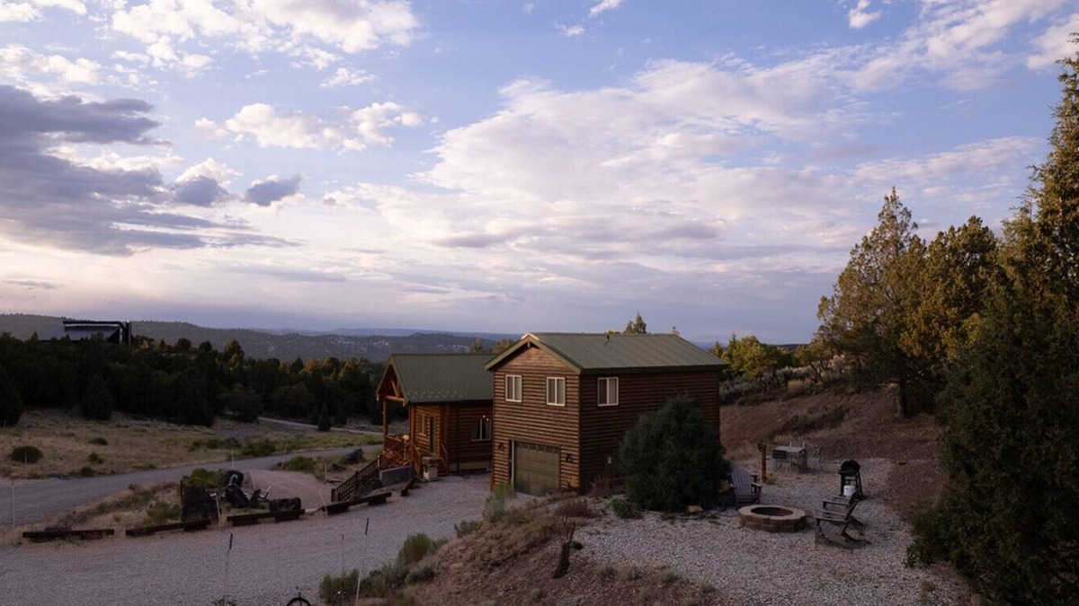 Alton Cabin | Bryce & Zion Midpoint w/Memorable Cowboy Hot Tub