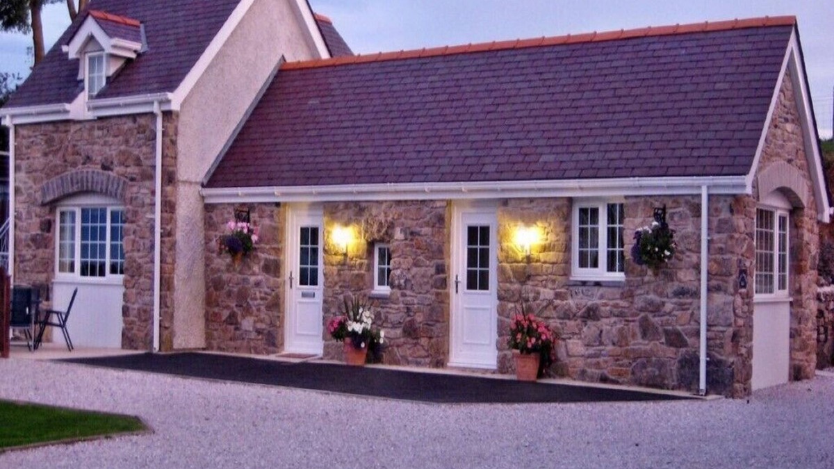 Moelfre Cottage | Bryn Awelon Bach Traditional Stone Cottage
