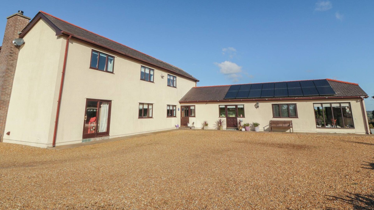 Gaerwen Cottage | BRYN COED COTTAGE, pet friendly, with hot tub in Pentre Berw