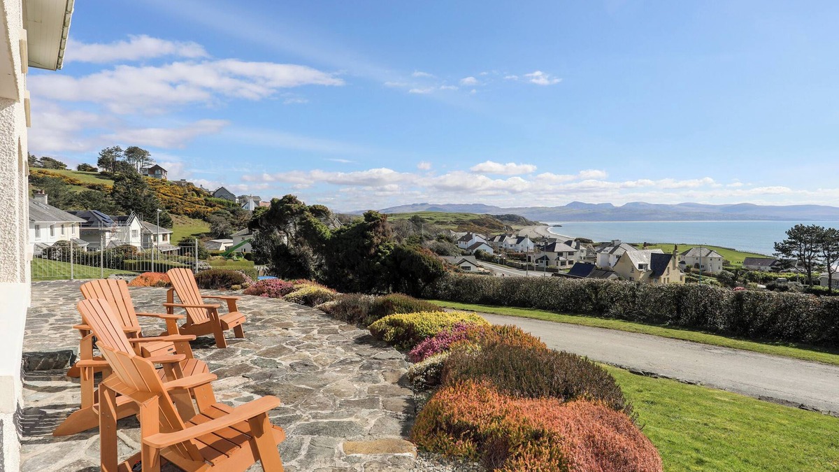 Criccieth Cottage | BRYN DERYN, family friendly, luxury holiday cottage in Criccieth