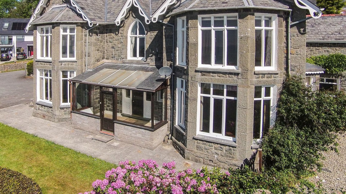Criccieth Cottage | BRYN EGLWYS, pet friendly, country holiday cottage in Criccieth