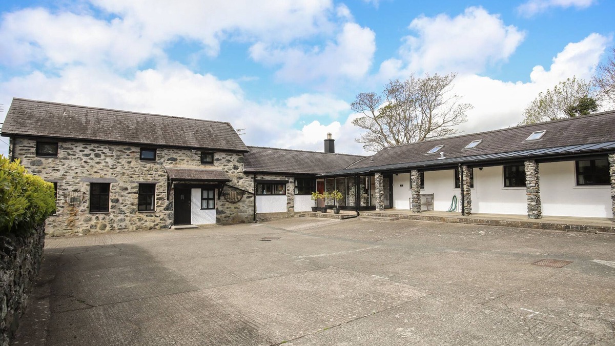 Llanfairpwllgwyngyll Cottage | BRYN EIRA STABLES, pet friendly, with pool in Llanfairpwllgwyngyll