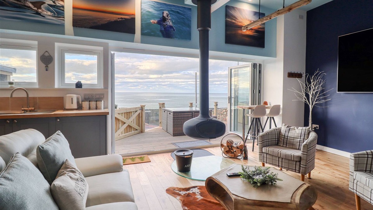 Barmouth Cottage | BRYN GLASFOR, pet friendly, with hot tub in Barmouth Near Llanaber