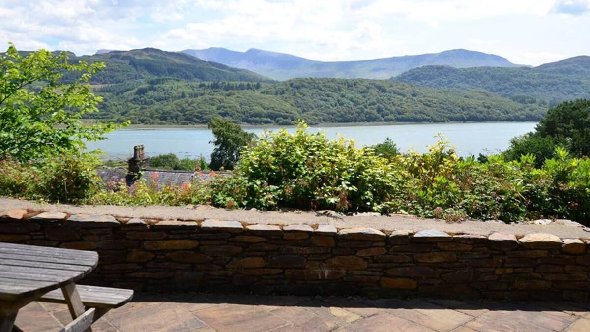 Bontddu House | Bryn Hyfryd in the beautiful Dolgellau