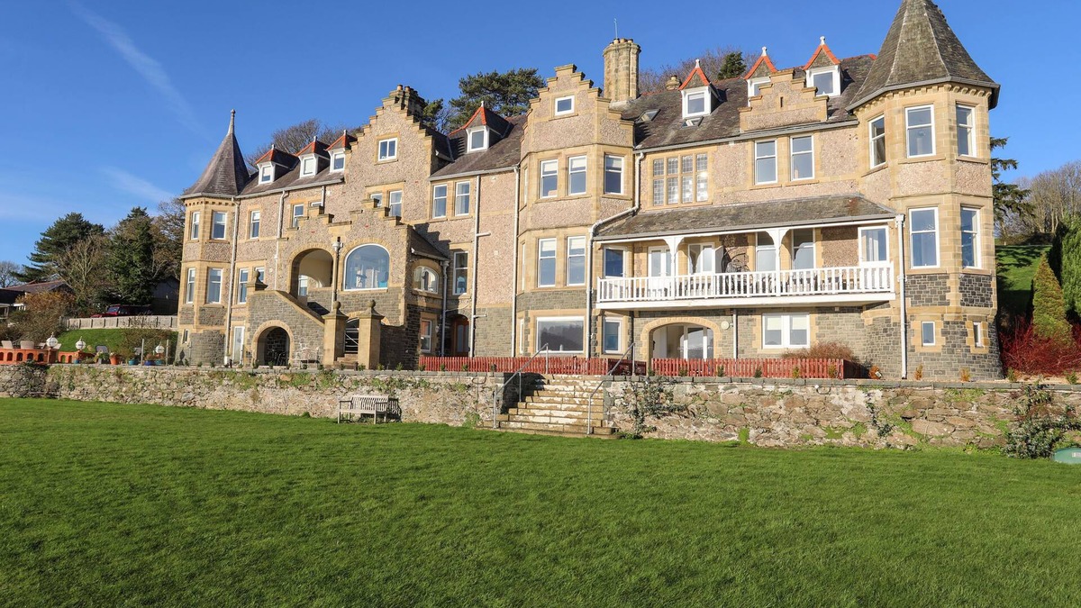 Menai Bridge Cottage | Bryn Mel Manor Straits View