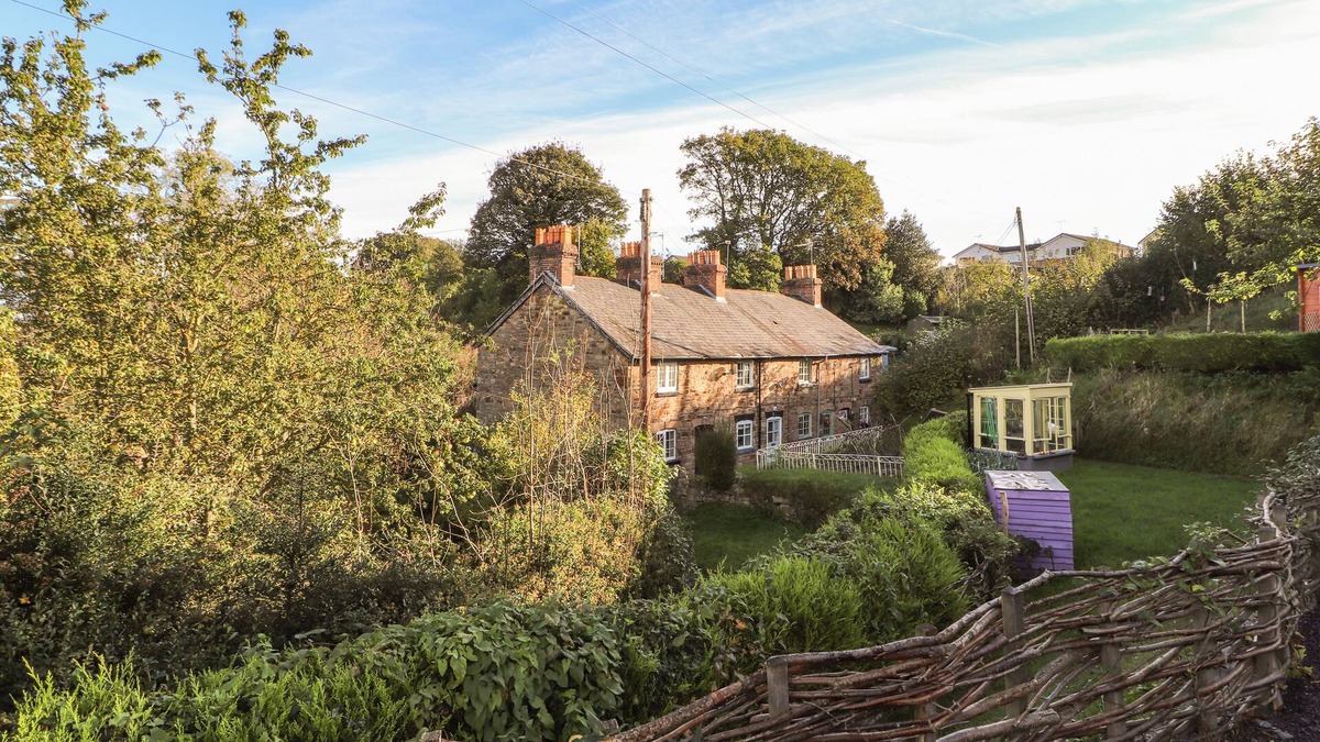 Flint Cottage | BRYN NOPHFA, pet friendly, with open fire in Flint Mountain