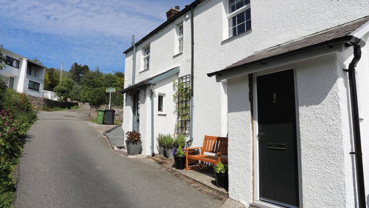 Menai Bridge Cottage | BRYN TEG COTTAGE, pet friendly, with a garden in Menai Bridge