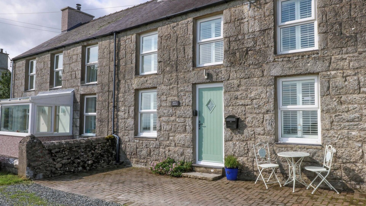 Moelfre Cottage | BRYN TIRION, pet friendly, country holiday cottage in Moelfre