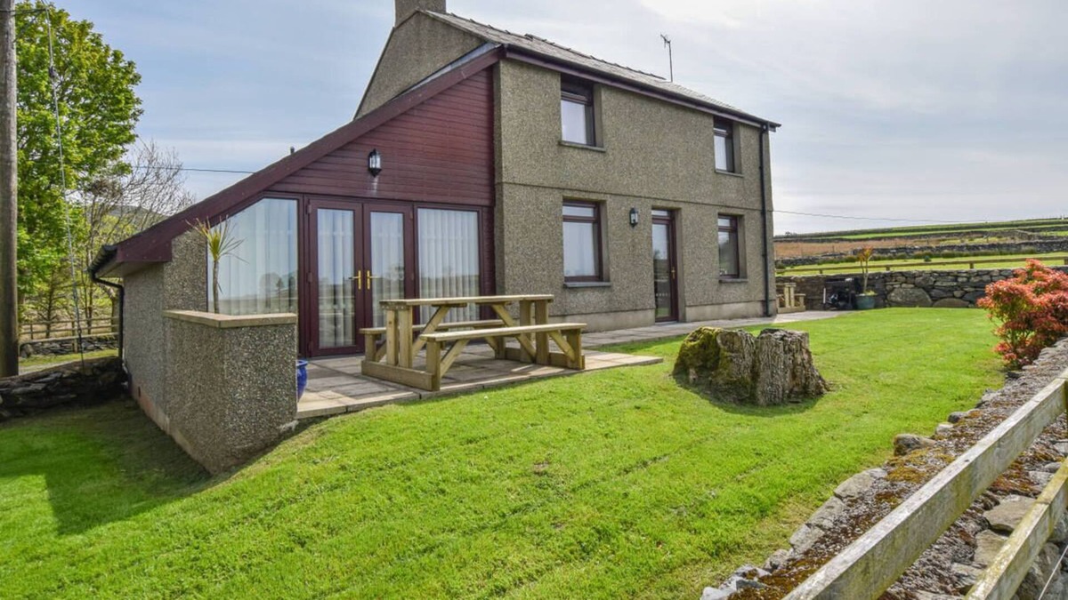 Garndolbenmaen House | Bryn Ystrad Llyn in Porthmadog