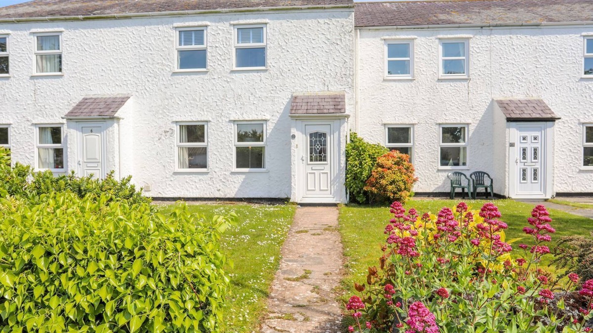Moelfre House | BRYNELIAN, pet friendly, country holiday cottage in Moelfre