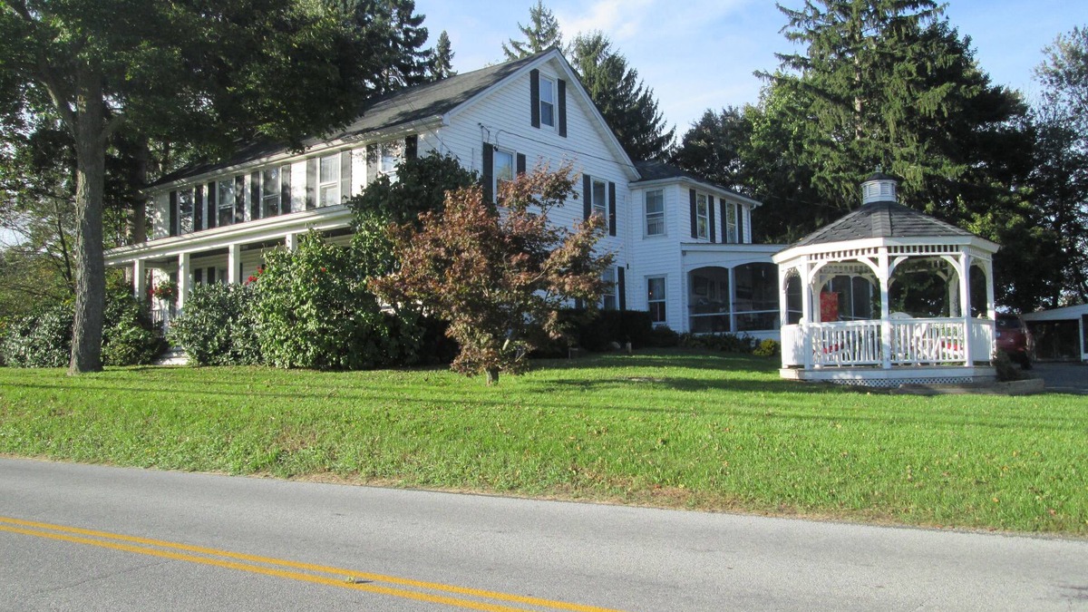 Montgomery Bed & Breakfast | Buck's Homestead B&B