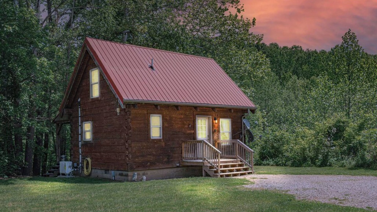 Logan Cabin | Buckeye Loft Couples Cabin: Dog + Budget-friendly log home near Hocking River