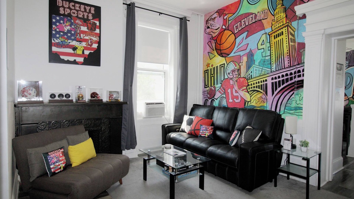 Sandusky Apartment | Buckeye Sports ~ Mins to CP & SF ~ King/WD/Pet OK/Kids Friendly/Largest Mural